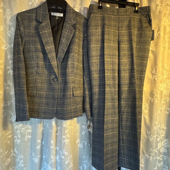 Brand New with Tags Women's KASPER Slacks - Picture 7 of 7